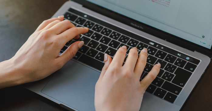 MacPCを操作している人